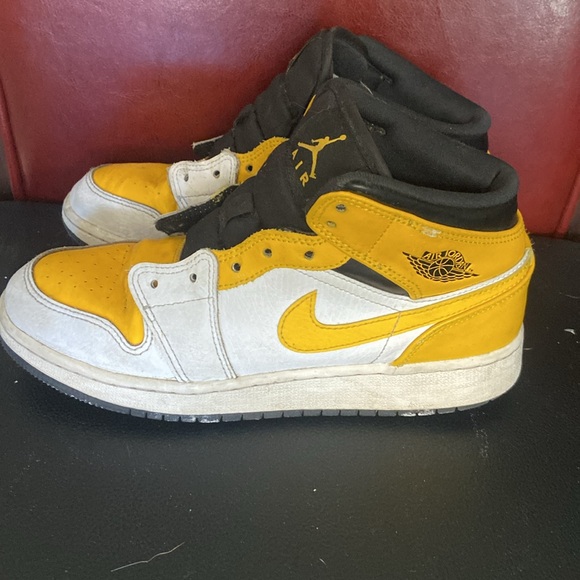 Nike Air Jordan - cool yellow and black scheme. Sole is worn. - Picture 4 of 6